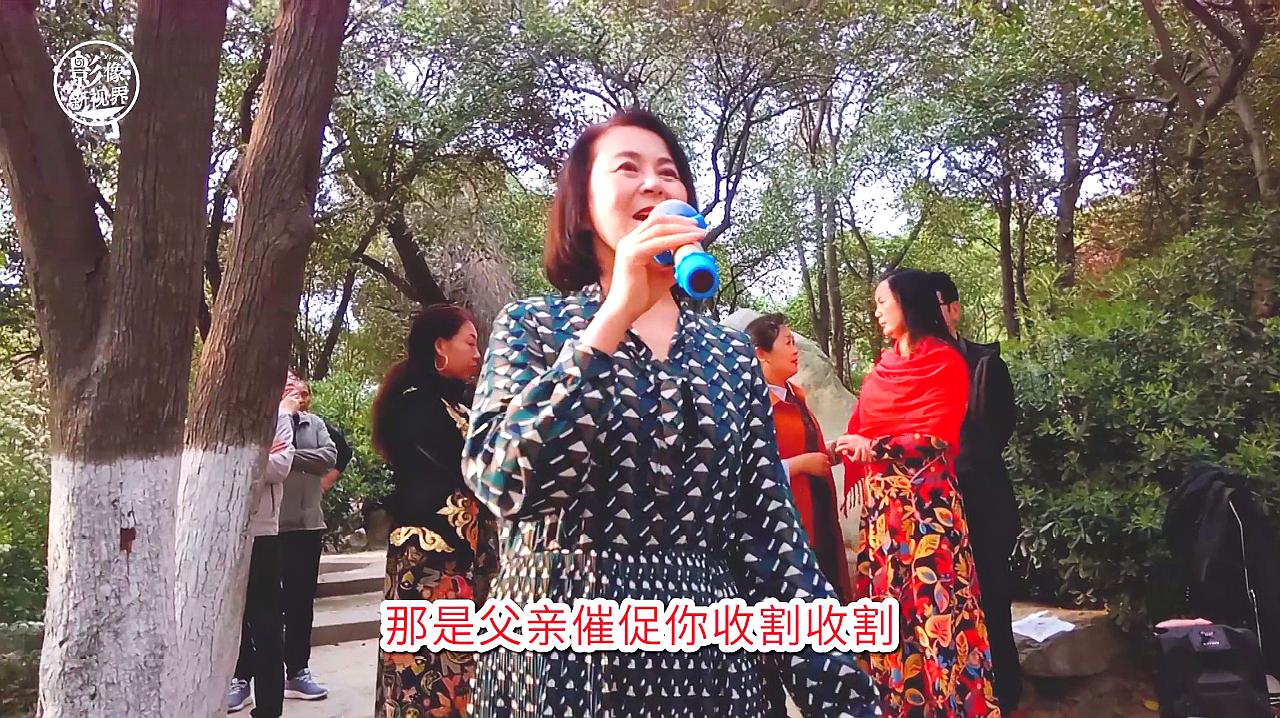 [图]西安兴庆公园女歌手演唱《唱给你一支歌》高音嘹亮