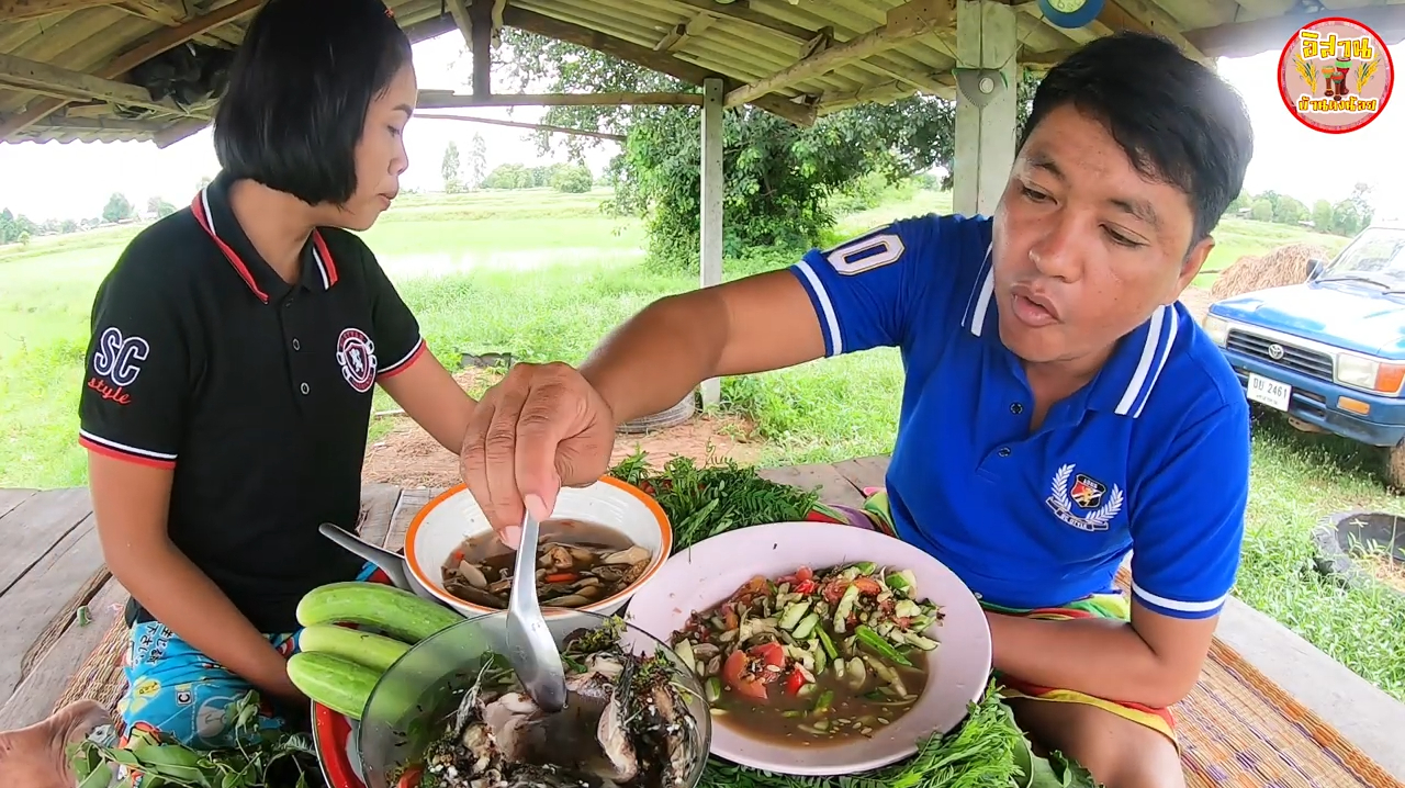 泰国农村夫妻吃罗非鱼汤,鲜嫩美味,凉拌黄瓜清脆酸辣,超美味