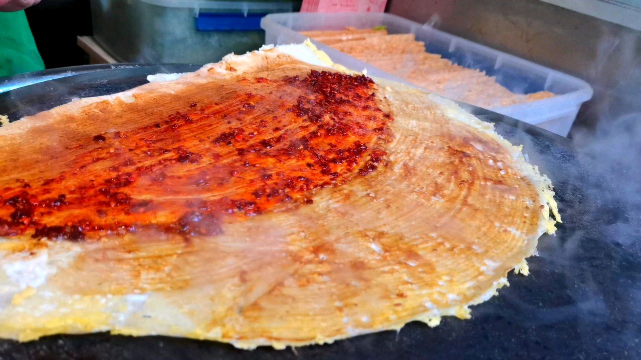 探寻西北酒泉城市角落的美食:30秒一个杂粮煎饼,一天能卖300个