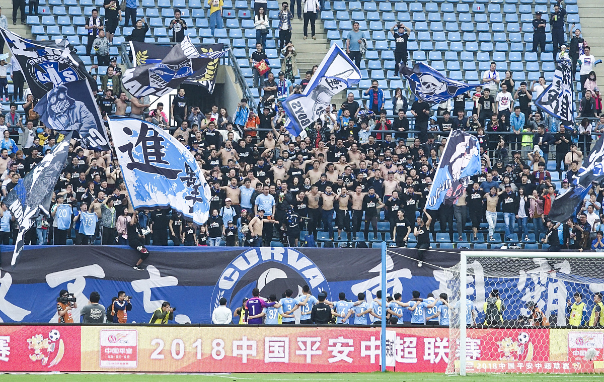2018中超第9轮:大连一方3-0广州恒大淘宝 大连将帅赛后谢场拥抱庆祝