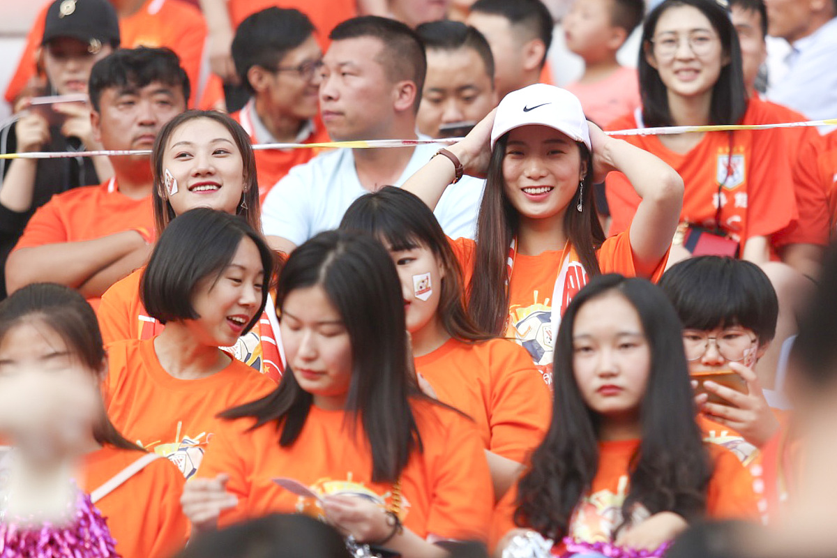 双方工作人员及啦啦队等80余人到场加油助威。这句话优化一下