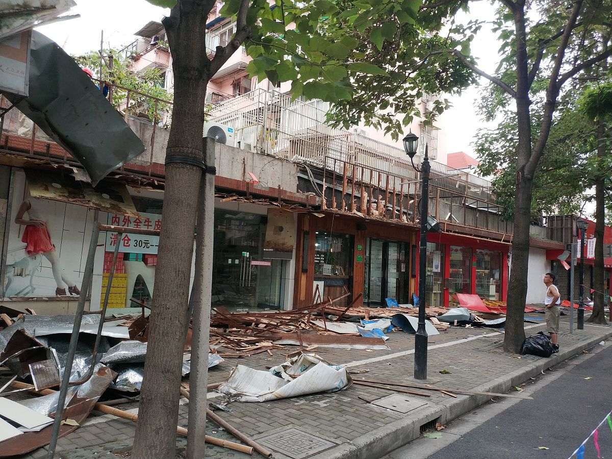 2019年8月9日,为了确保台风季节的行人安全,上海普陀区正抓紧时间清除