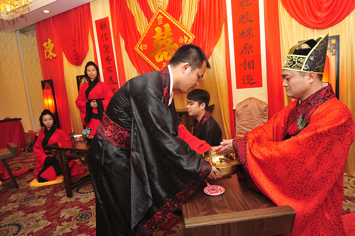 2012年7月16日,福建泉州,一对夫妻举办了一场传统的汉式婚礼.***_***
