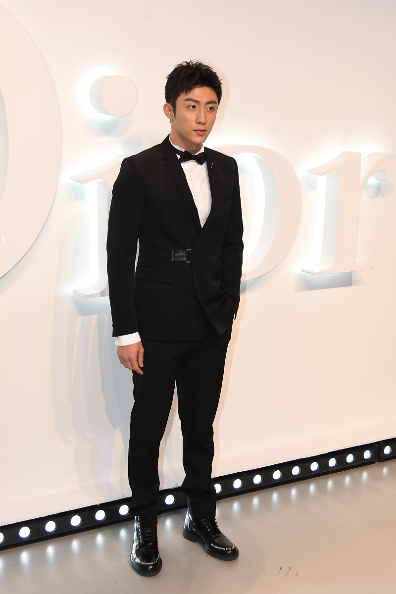 西装的奥秘：一场关于好奇心与分享的兄弟对话