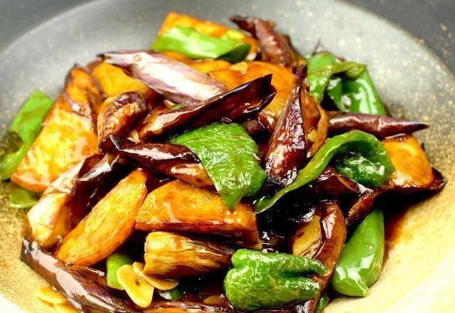 1个茄子,1个土豆搭配,味道实在是香,一锅饭不够吃,做法也简单