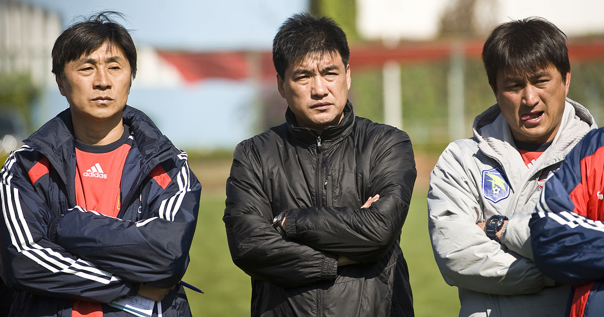 冯巩讽刺国足引发争议：思考中国足球的现状和发展