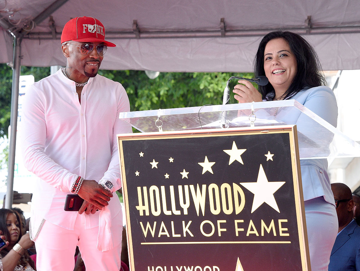 回答如下问题围绕主题The Golden Age of Hollywoodhow Hollywood became the centre of the American film industrywhen the golden age of Hollywood was what made it golden and why did it endhow the studio system fu