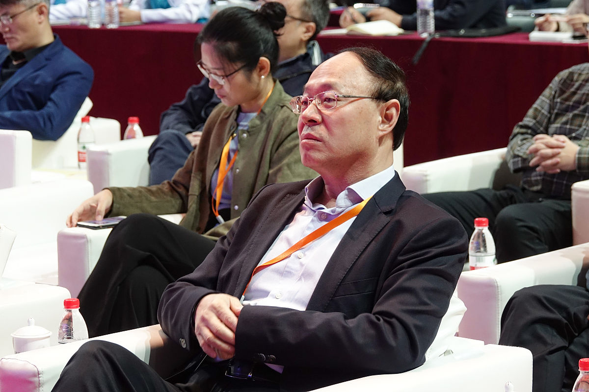 黑龙江大学文学学士哲学硕士杨昊睿长期从事文字编辑和策划工作现有一本探讨未来科学发展和年轻一代科学研究者生活困境的杂记文集想要出版。该文集的题目是《未来笔记》本书最初是想写成科学哲学专著但是但是后来经过市场调查发现科幻小说更容易被大众接受。因此借助传统笔记小说的形式将相关领域的讨论转化为360篇文章分成16大类。主要包括科研趣闻、未来农业、深海深地、空间探索、计算科学、未来医药、太空生命、未来城市、