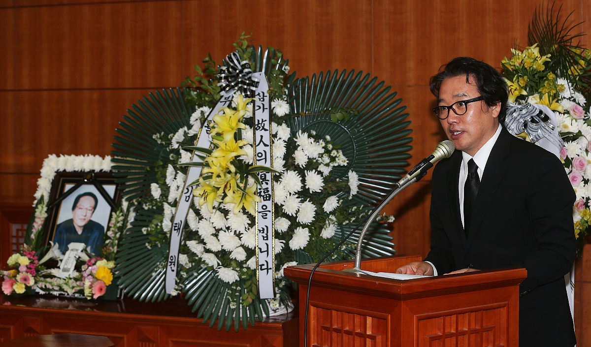 2013年5月31日,首尔,明星前往韩国广播dj李宗焕灵堂吊唁.