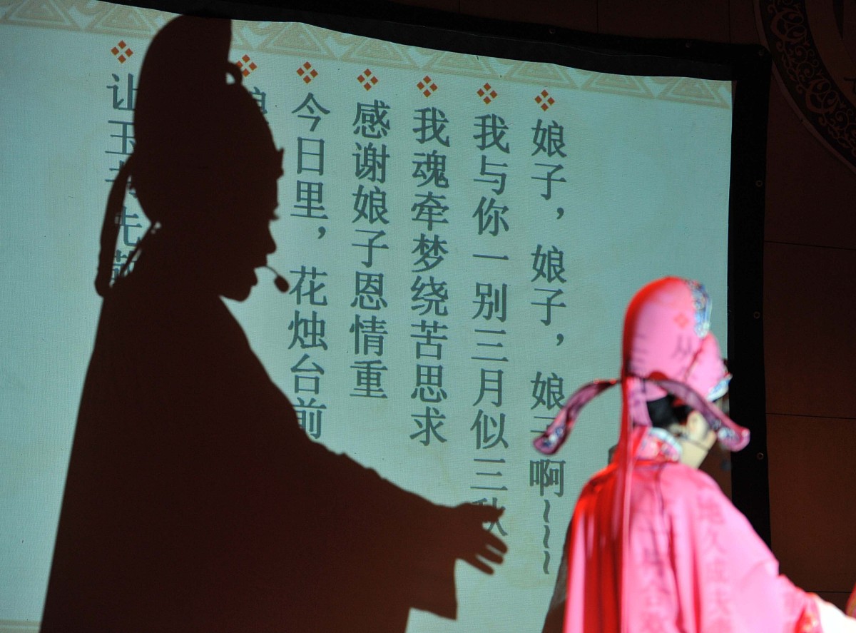 一对情侣男生名字粟显淼女生名字陈业静请以男生作为诗人身份写一首辛弃疾风格的押韵情诗表达热恋爱情要求诗里面包含恋人名字提供诗的名称和含义解释按以下格式输出其中xx是你需要扩写部分。诗名：xx诗内容：xx诗含义：xx