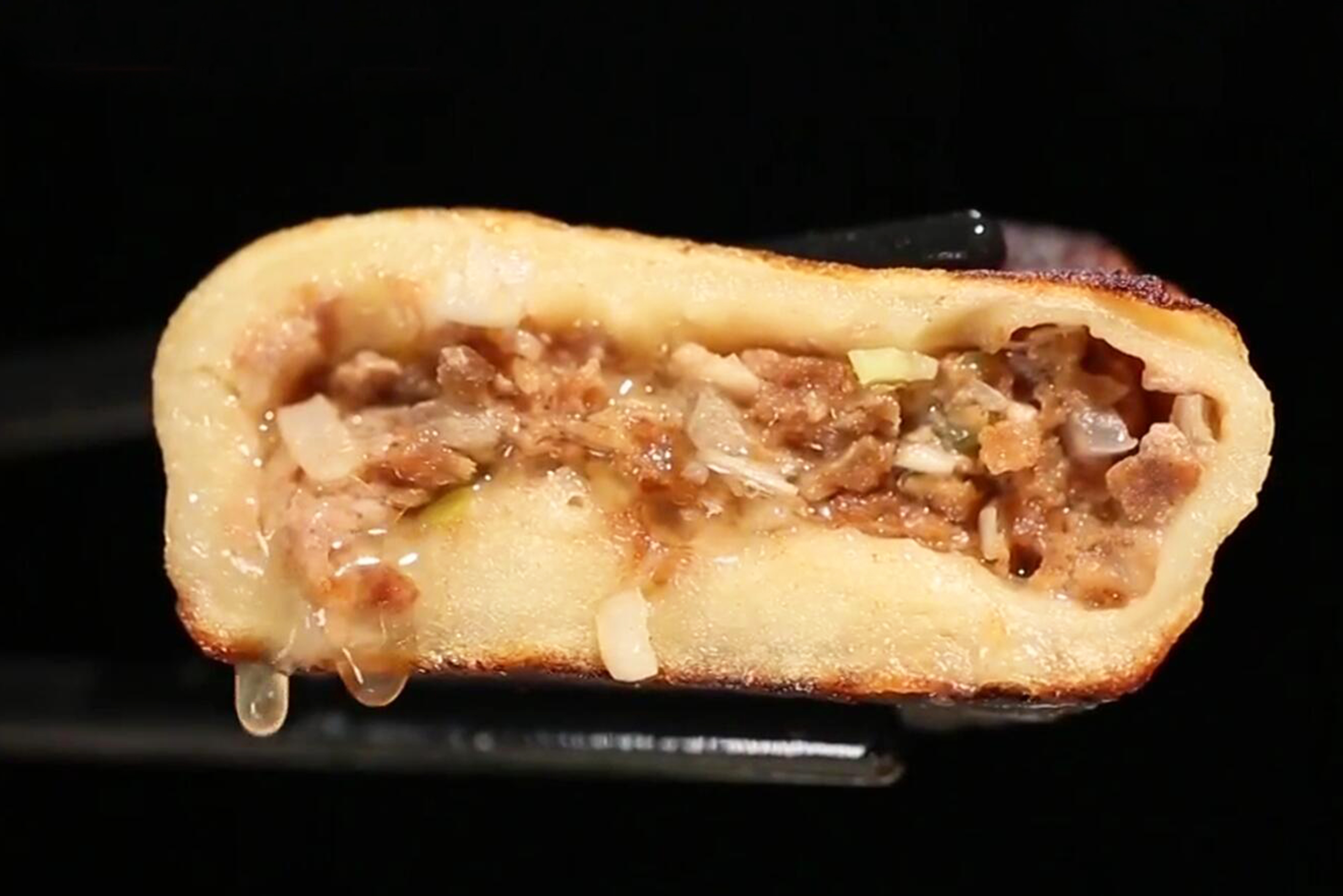 大厨教您做老北京传统小吃“门钉肉饼”,外焦里嫩,汁水丰富