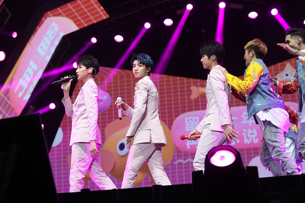 TFBOYS十周年演唱会门票天价，粉丝追星狂热引发思考