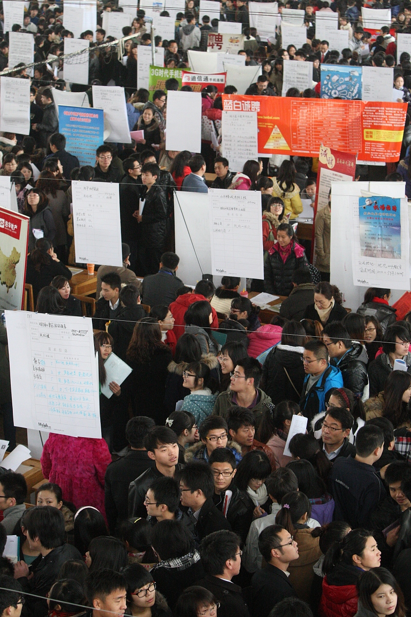 ***_***2012年11月17日,山东烟台,在鲁东大学篮球馆,大学生在2013届毕