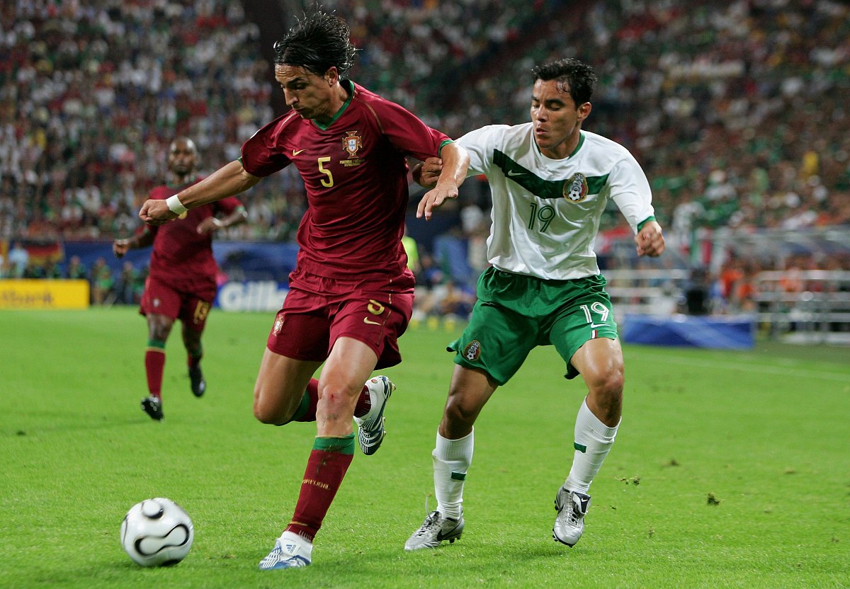 2006年6月21日,世界杯d组,葡萄牙2-1击败墨西哥.梅拉护球  gelsenkirc
