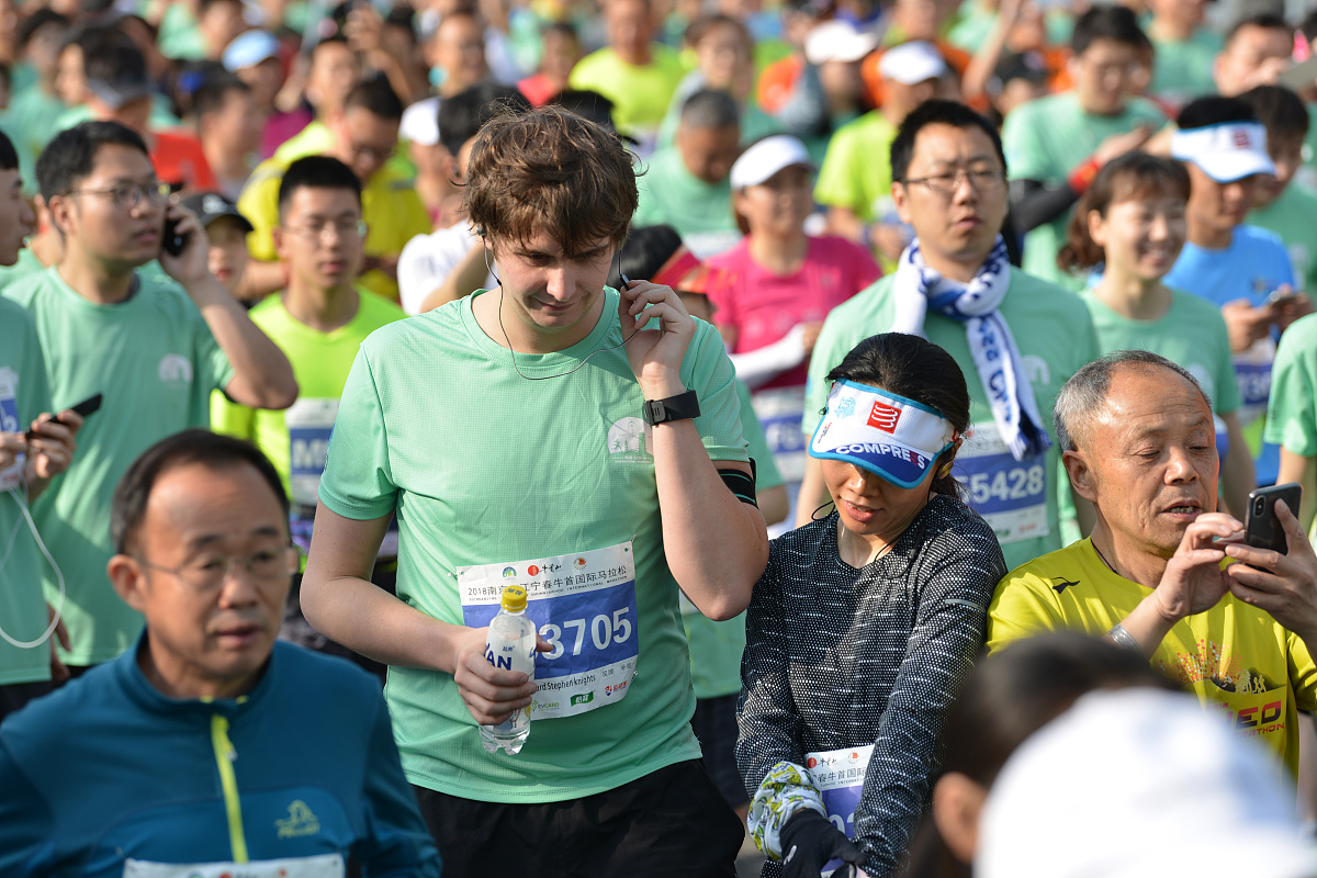 写一首表达希望情绪的中文乡村歌曲歌曲表达的主题为反叛歌词结构为verse1、verse2、Pre-Chorus1、chorus1、chorus2、verse3、verse4、chorus3、Bridge1、chorus4并确保chorus1、chorus2、chorus3、chorus4、verse5、Pre-Chorus2、chorus5、Bridge2、歌词不重复每段歌词结尾使用中文ayawa