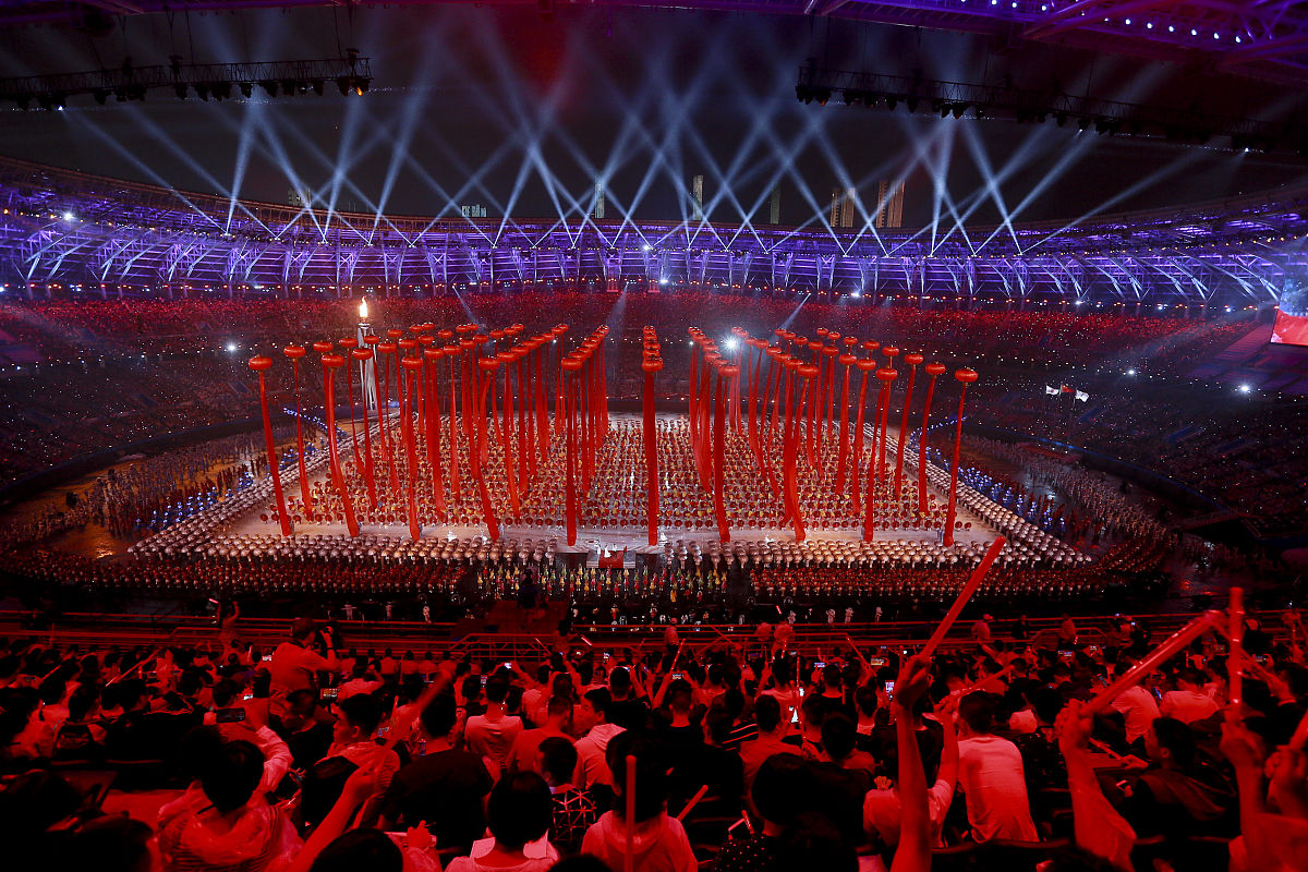 请结合张伯苓奥运三问以及中国人的体育强国梦为鸟巢写一段解说词和报告文学要有文学性、抒情性