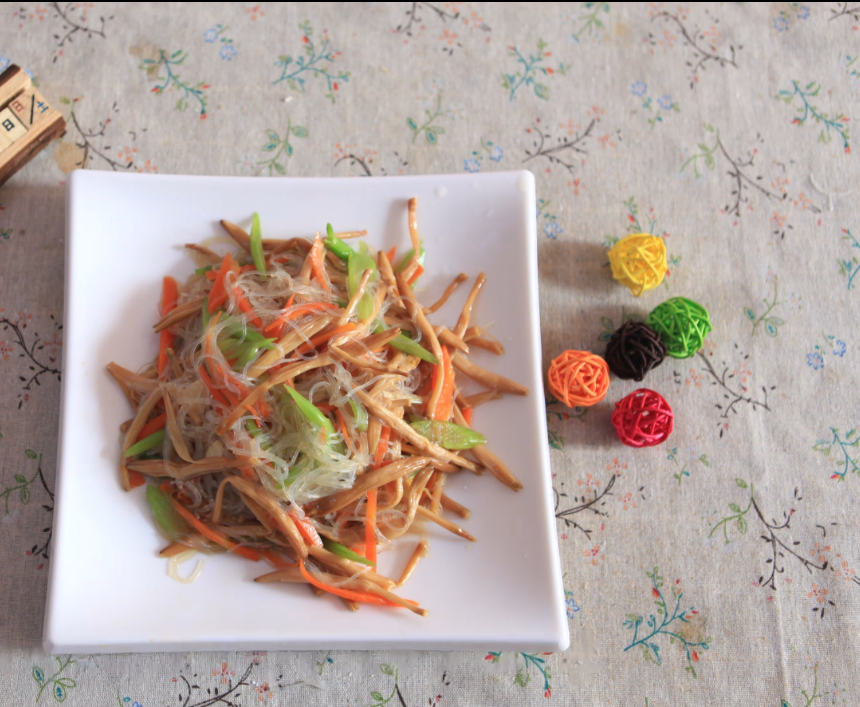 粉丝加上黄花菜,这味道简直太好吃了,而且做法超级简单