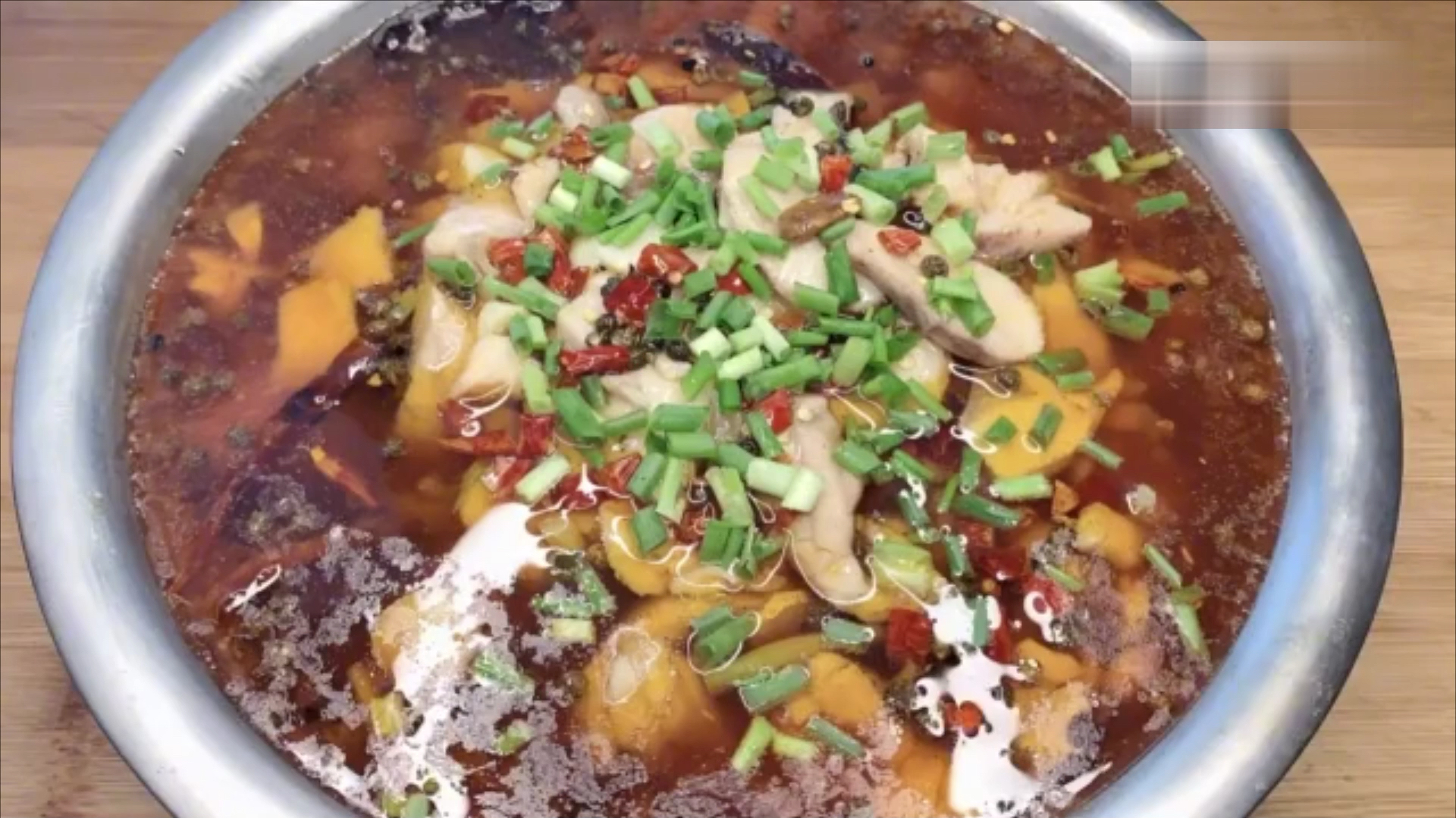 饭店里50一份的家常菜在家简单几步就能做成,水煮鱼的家常做法。