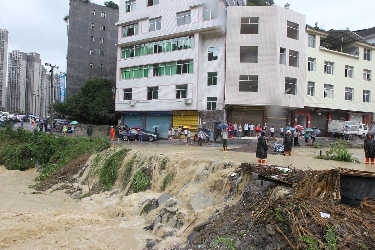 重庆万州新田二期项目青年突击队火速驰援茨竹乡 48小时内完成道路清理