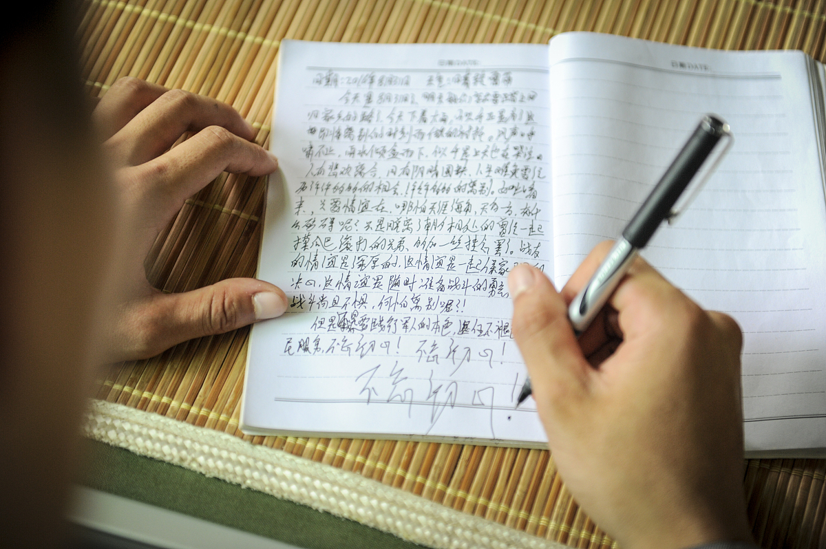 对于副编辑意见：作者应该仔细阅读审稿人的评论解决他们所有的问题并做出相应的修改。作者应该包括实验结果和性能比较。该如何修改手稿并写意见回复副编辑？