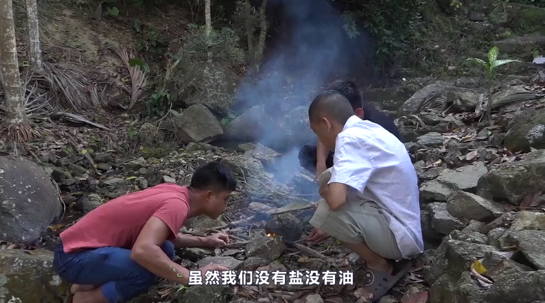 农村歪爹炫野外生存技能,瓶底聚光取火 瓦片烘烤河虾花猫鱼!