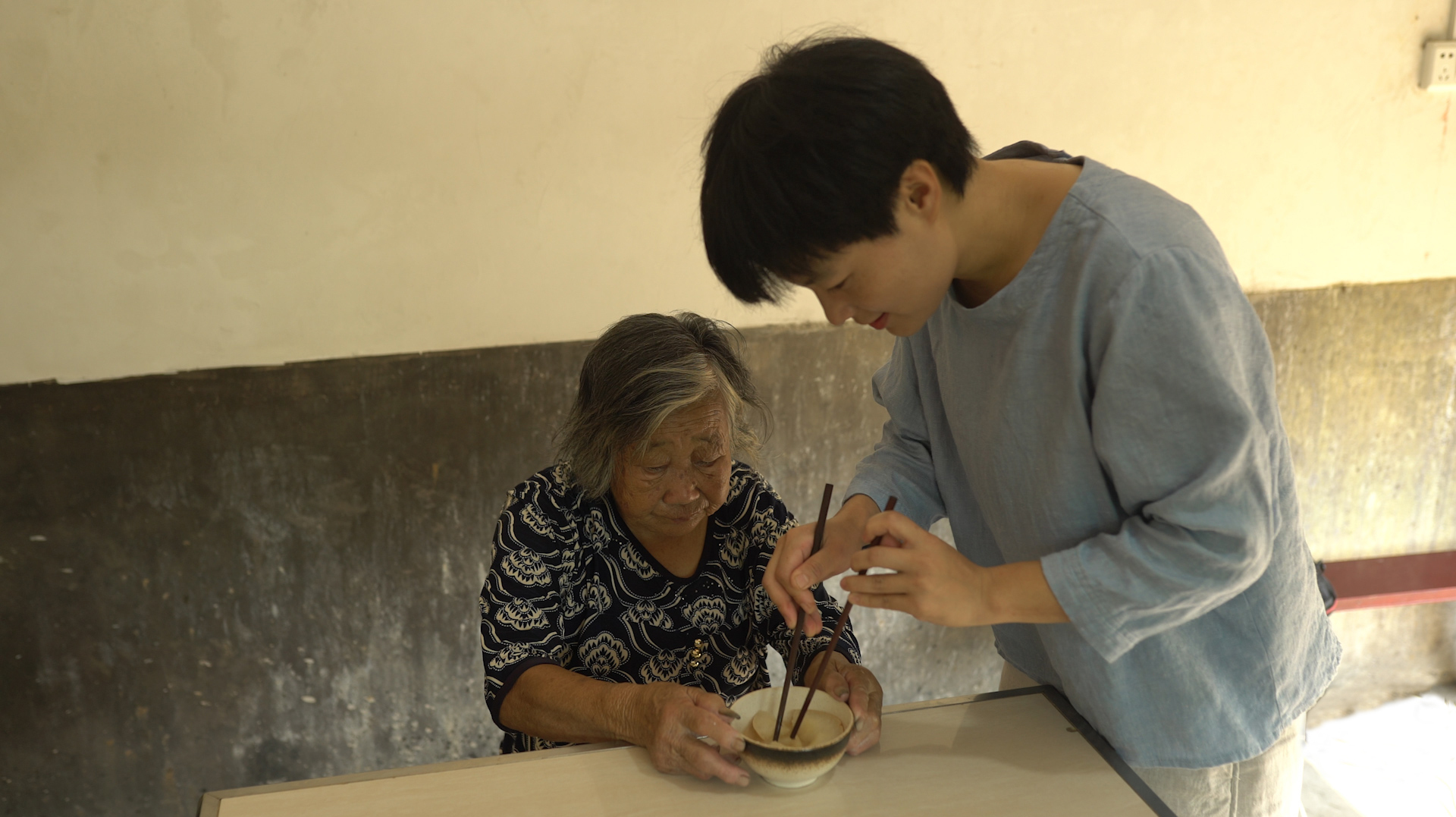 奶奶咳嗽老不好,农村媳妇做的野生蜂蜜蒸梨绝了,吃两天就见好