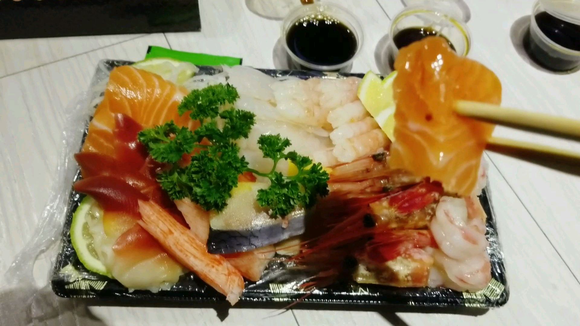 外卖118元“刺身拼盘”,店家说来自六个国家,三文鱼太好吃了