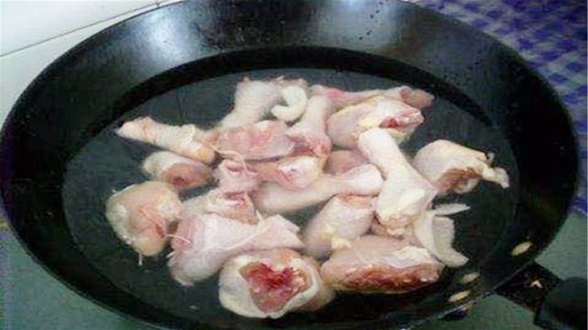 炖鸡肉,万万不要直接焯水,只要多做这一步,鸡肉好吃不发柴