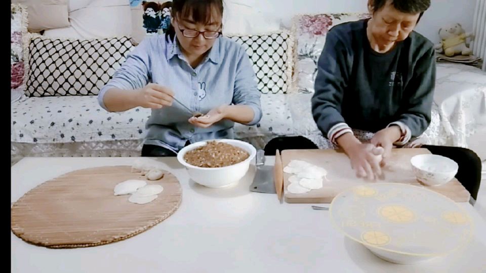 和妈妈包出又大又香的萝卜肉饺子,真香