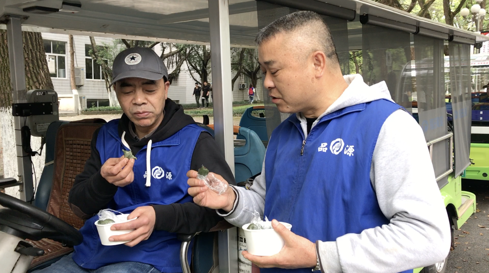校车师傅捐款10万帮助困难大学生,学生做青团感谢