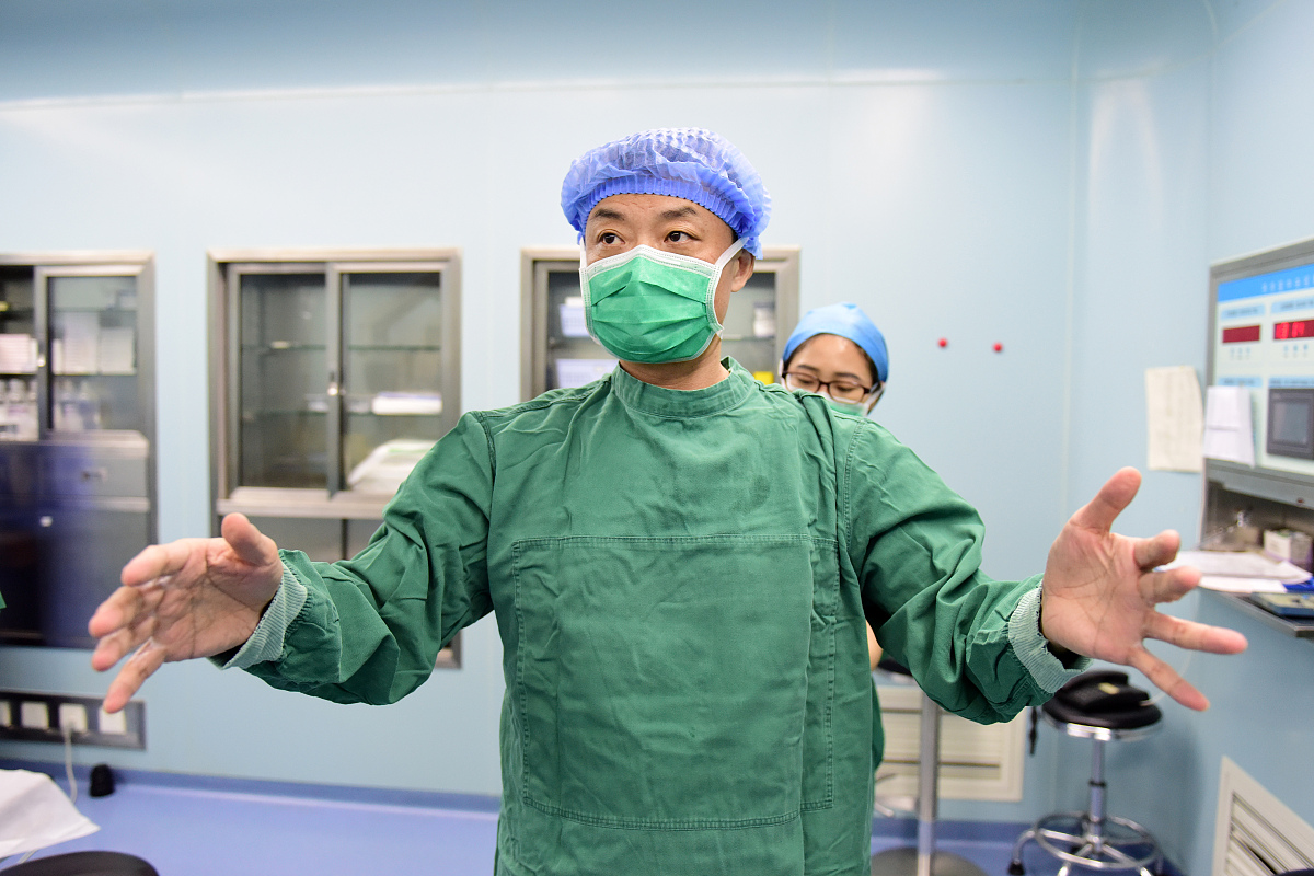 写一篇VlogVideo blog视频日志记录在大学生活中有趣的或有意义的一天或记忆深刻的事情。分镜头描述