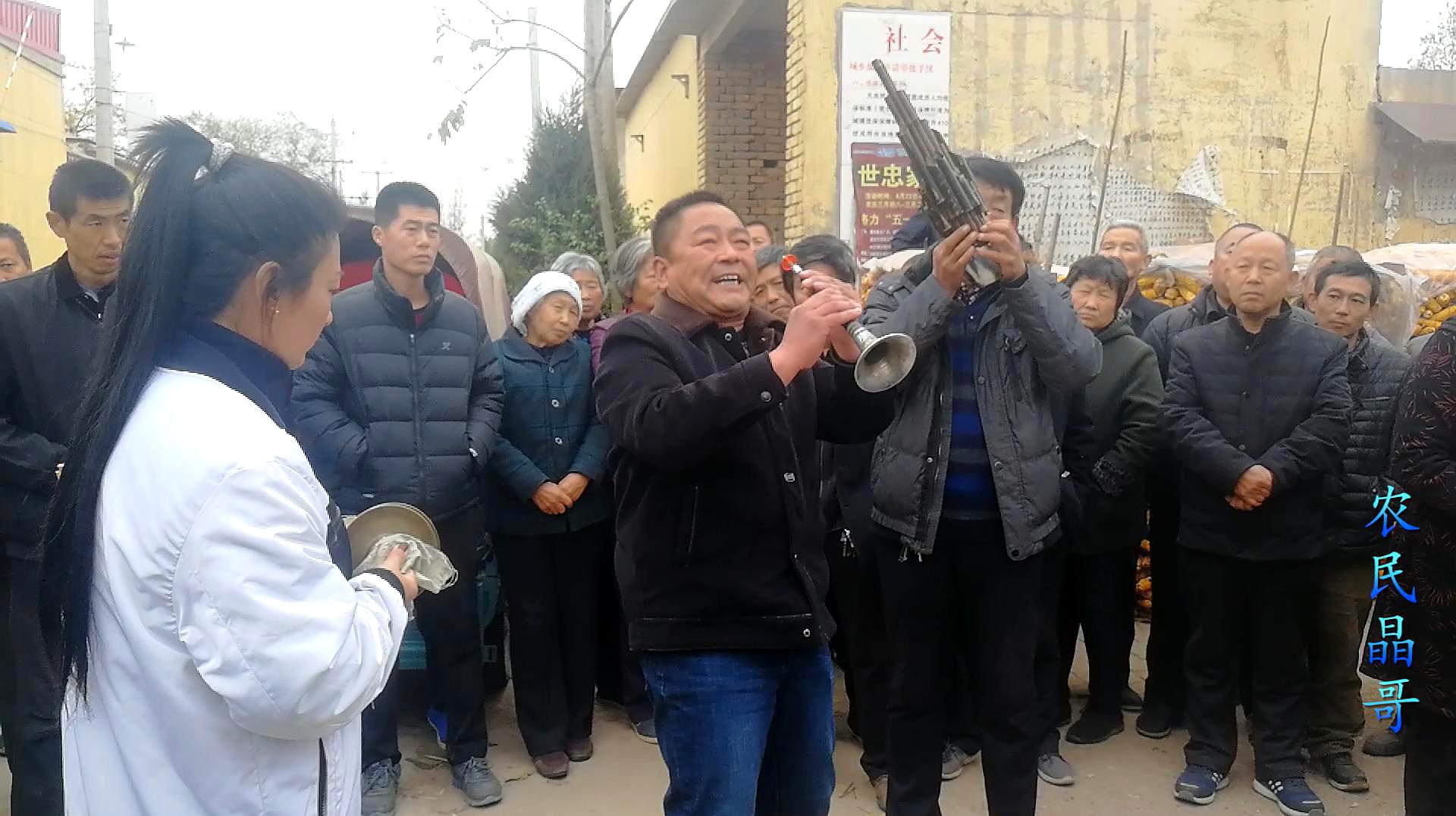 [图]河北农村吹唢呐师傅的绝活,用哨片和唢呐配合的演奏,你听过吗?