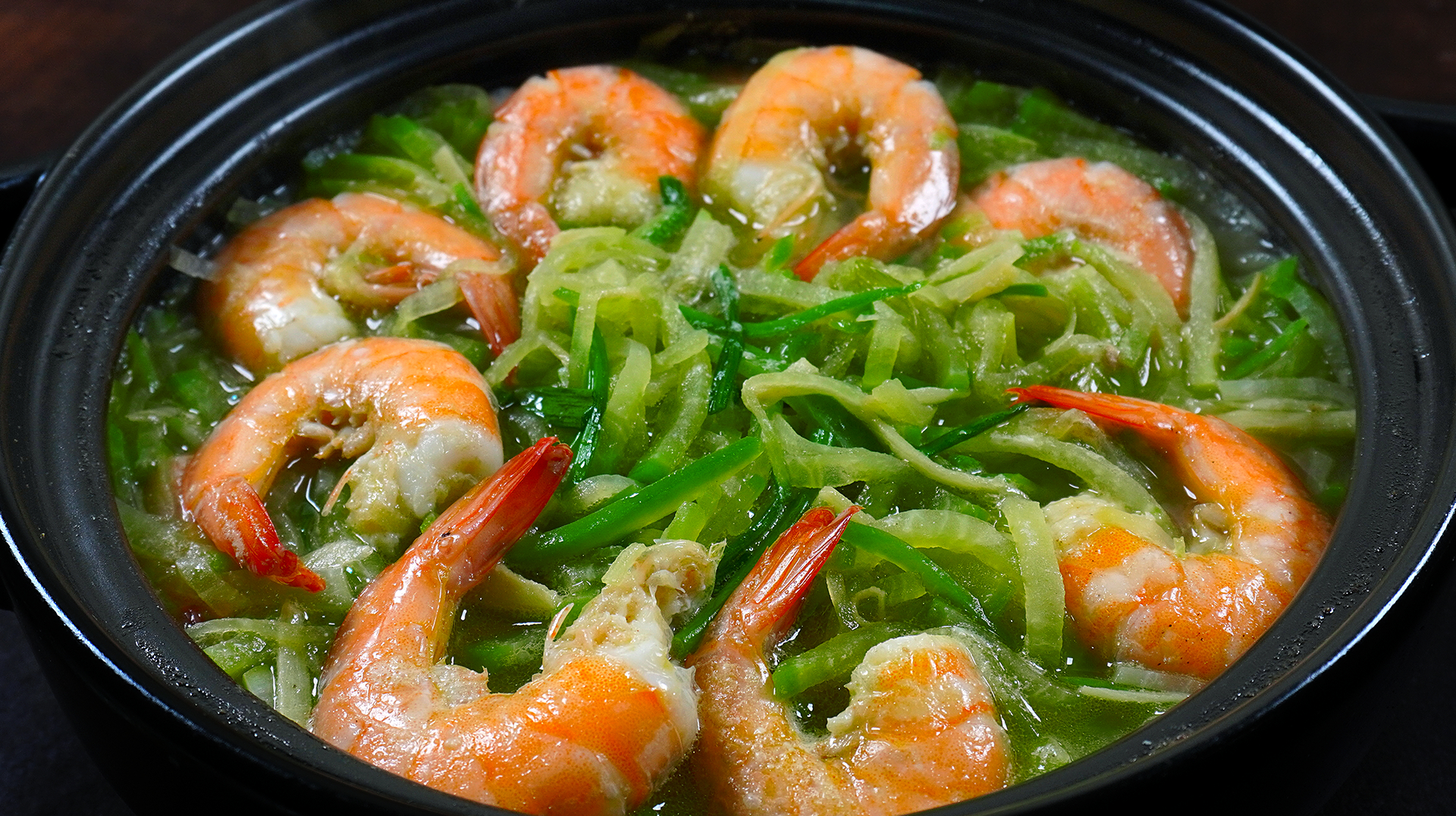 大虾和萝卜这样做,清淡鲜香有营养,连汤都喝光,我家一周吃3次