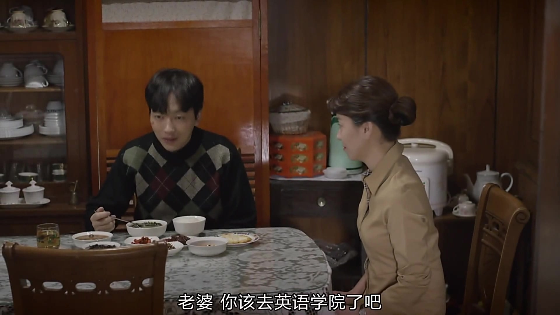 请回答1988:妈妈陪娃娃鱼吃饭,而他竟和妈妈聊起了朋友的八卦