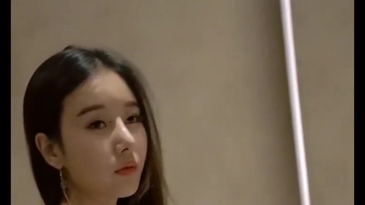 刚交往了一个月的女朋友,怎么看都喜欢,网友:侧脸都这么好看!