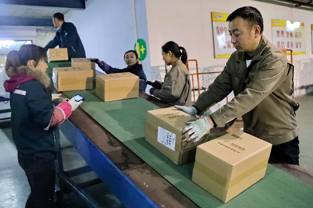 请翻译在现场我么未见到收货人代表或其他相关货物利益方