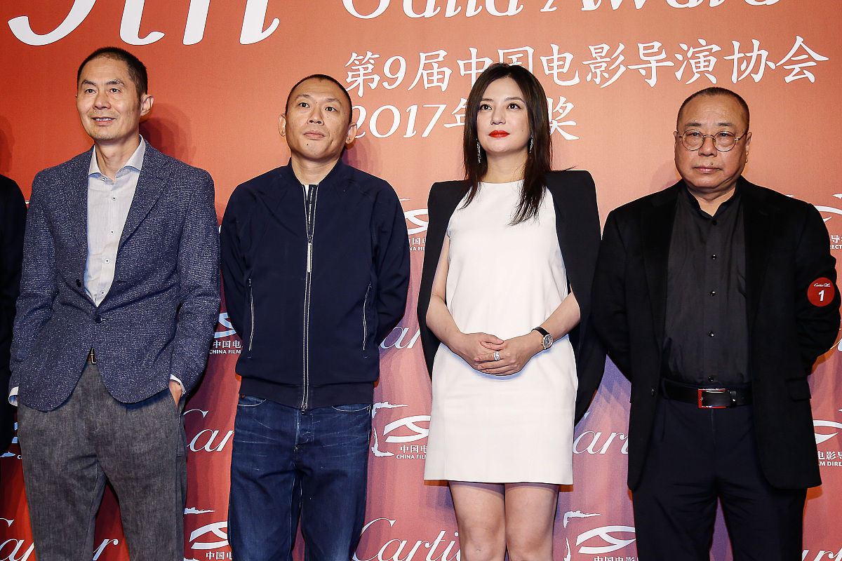 不ps也很美!赵薇黑白斗篷知性亮相导协提名晚宴 冯小刚,王小帅,李晨现