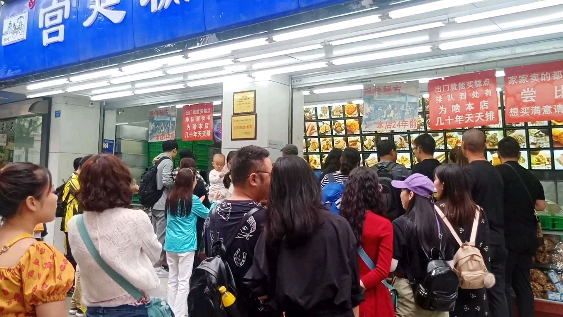 成都并排开的两家店,一家熙熙攘攘,一家略显冷清,到底哪家强?