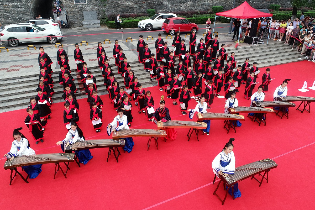 屈原屈原约公元前340年-约公元前278年是中国战国时期楚国的一位政治家、文学家和爱国诗人。他是楚国的贵族曾担任楚国宰相但因不满楚王对外交政策的错误决策而被贬至沅江。在沅江期间他写下了著名的《离骚》等爱国诗篇表达了对楚国的忧虑和对祖国的热爱。后来他因反对楚王的统治而投江自尽成为中国文学史上的一位传奇人物。他被尊为中国文学和爱国主义的代表人物之一。作文人物刘鑫洋黄煜哲刁辰昊内容冒险刘鑫洋、黄煜哲和刁