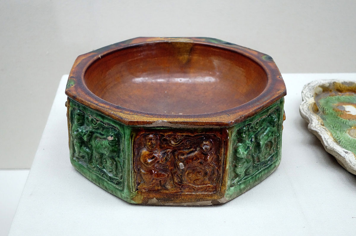 人猿相揖别。只几个石头磨过小儿时节。铜铁炉中翻火焰 为问何时猜得？不过几千寒热。人世难逢开口笑上疆场彼此弯弓月。 流遍了郊原血。 一篇读罢头飞雪但记得斑斑点点几行陈迹。五帝三皇神圣事 骗了无涯过客。有多少风流人物？盗跖庄屩流誉后更陈王奋起挥黄钺。 歌未竟东方白。这段话在说啥