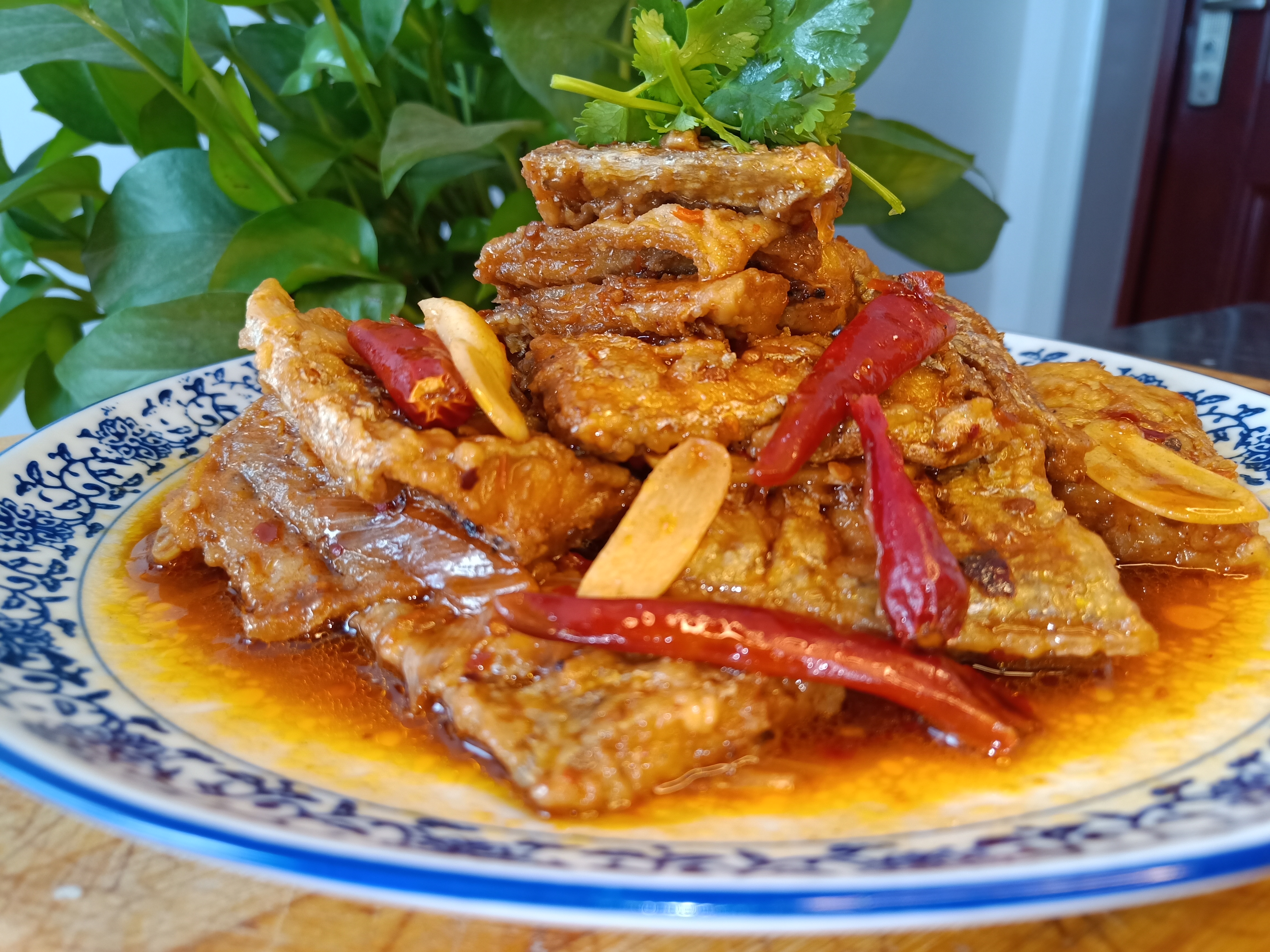 红烧带鱼的正宗做法,讲解详细,鱼肉鲜嫩不散,全家人都爱吃!