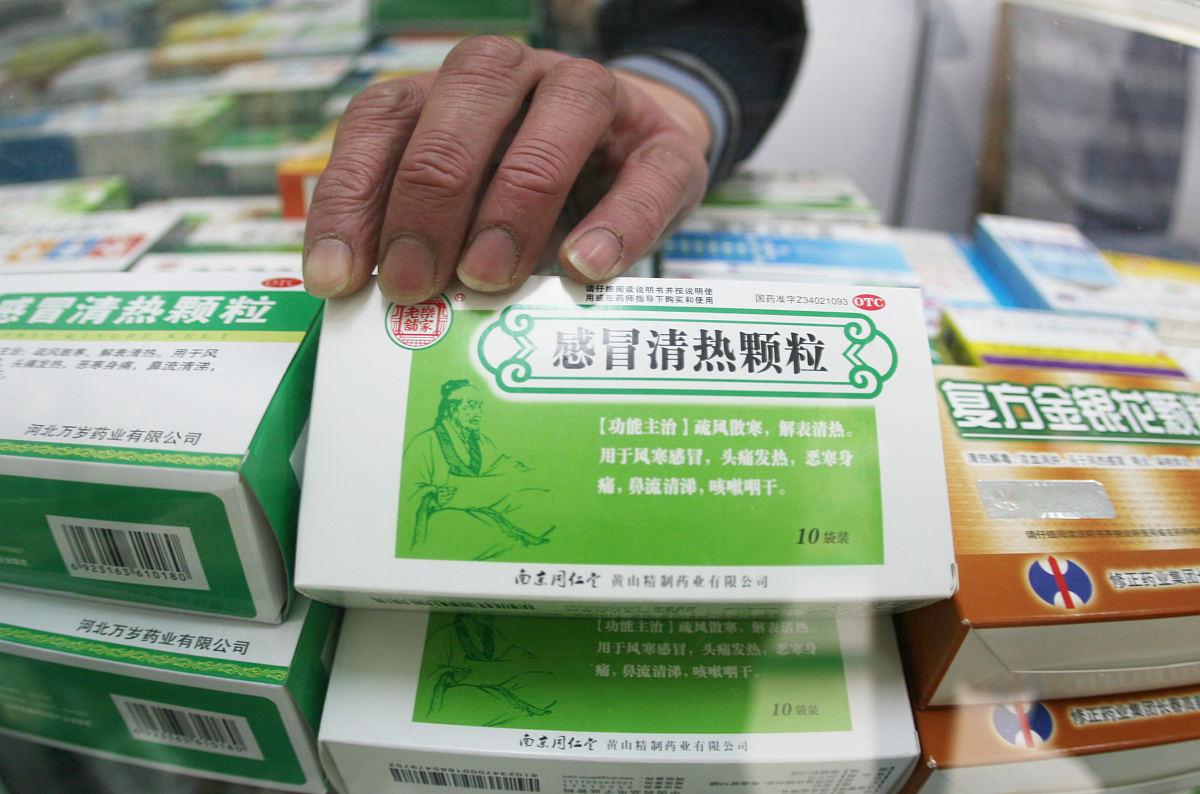 同仁堂藿香祛暑软胶囊和板蓝根颗粒可以一起服用吗？