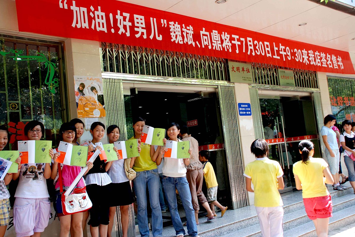 2为少年办实事开展公益活动。2023年上半年麻涌镇青少年活动中心开展了挥春送福前‘兔’似锦2023年送春联公益活动、情暖童心筑梦未来公益送课进校园活动、我眼中的青少年活动中心主题巧绘活动共3次主题活动真正满足我镇儿童课外生活的需求。让我镇儿童真正享受到丰富多彩、形式多样、寓教于乐的教育活动实现快乐学习、全面发展、健康成长。