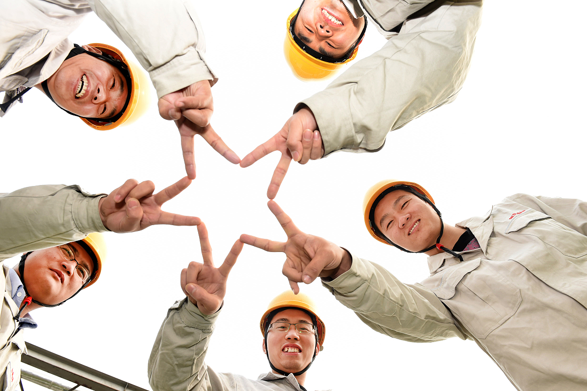 作一首关于建厂完毕的 对子