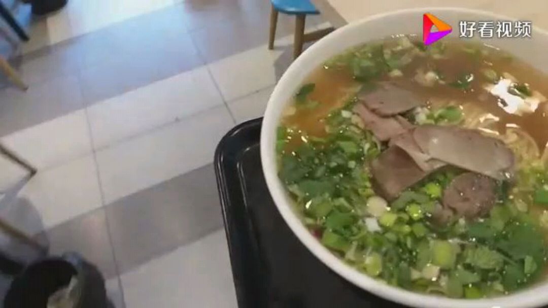 郑州最兰州牛肉面,一大碗毛细12块钱,小伙穿过大半个郑州来吃