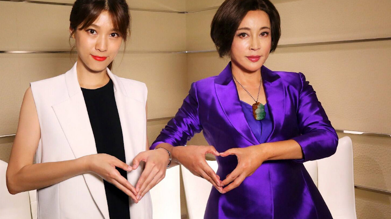 【刘晓庆晒近照风情万种,摆拍天价南红手镯和项链太心机】9月7日,刘晓庆在微博晒出了一组自己