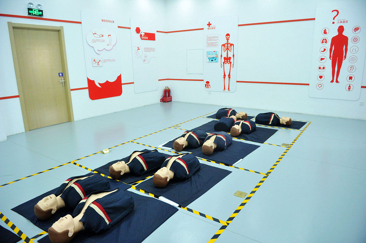 我接下来需要你帮助我写几十篇关于公司安全驻场工作的实习日志我会给你一些要求请接下来所有的实习日志都按照我告诉你的格式来。每一篇日志包含三项内容：日期、星期和天气实习日志按照 3-5 天填写一个日志记录每次日志字数要求不少于 200 字记录实习期间所见、所闻、所做和所想须写 30 个以上的实习日志。每一次日志单独分开写以日期星期天气开头时间段为2023年1月4日至2023年6月5日