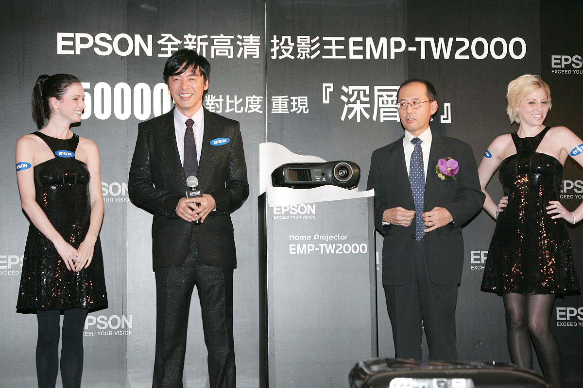 2007年 11月 27日 , 钟镇涛 出席 " epson 高清 投影机 发布会 " .+++