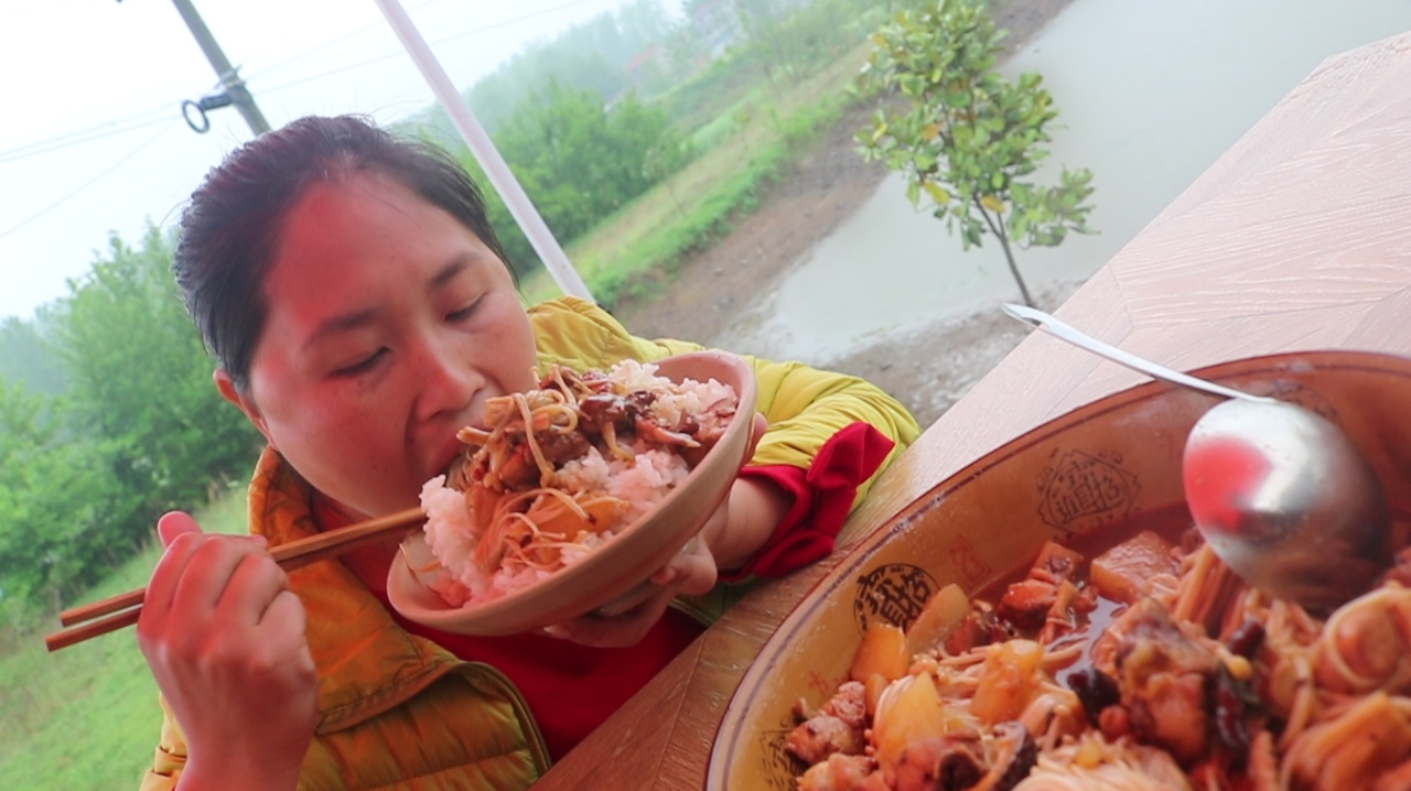 黄焖鸡这样吃才叫爽,胖妹1人吃1大盘,配米饭一拌,别提多香了