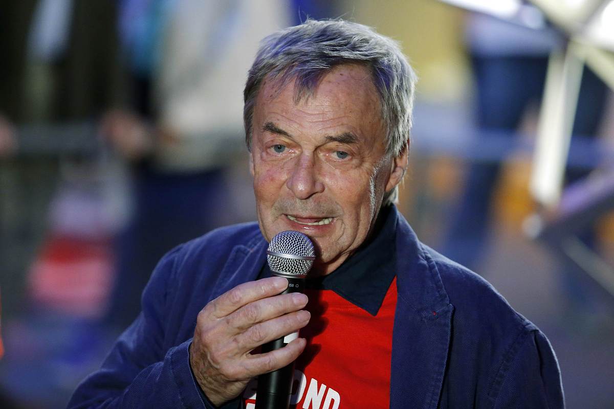 帮我写一下class ThistlethwaiteSolver 中实现完成顶层十字的逻辑部分的代码#include iostream#include vector#include stringusing namespace std; 定义魔方的颜色enum Color RED BLUE GREEN WHITE YELLOW ORANGE ; 定义魔方的转动方式enum Rotation CLO